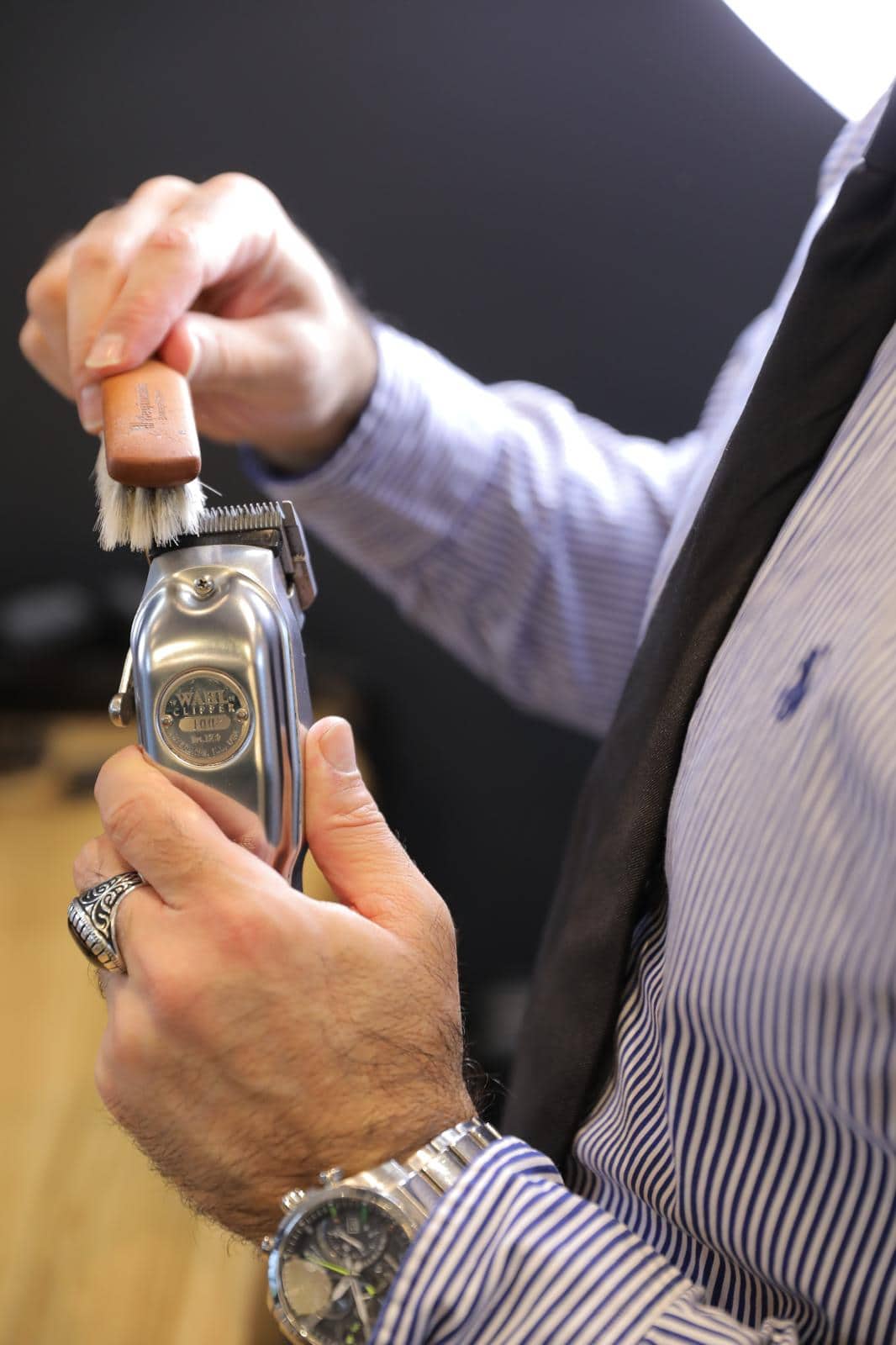 Werkzeugpflege beim Barbier: Maschine wird gereinigt