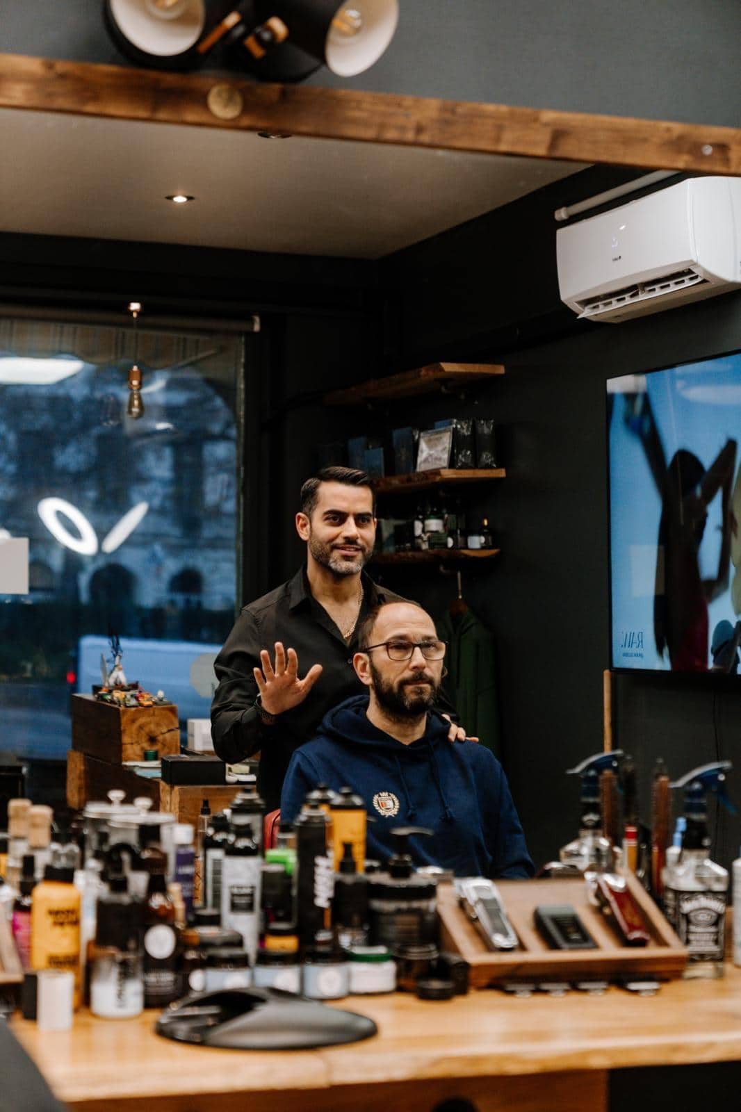 Barbier prüft die Bartkontur eines Kunden bei Shouka in Wien