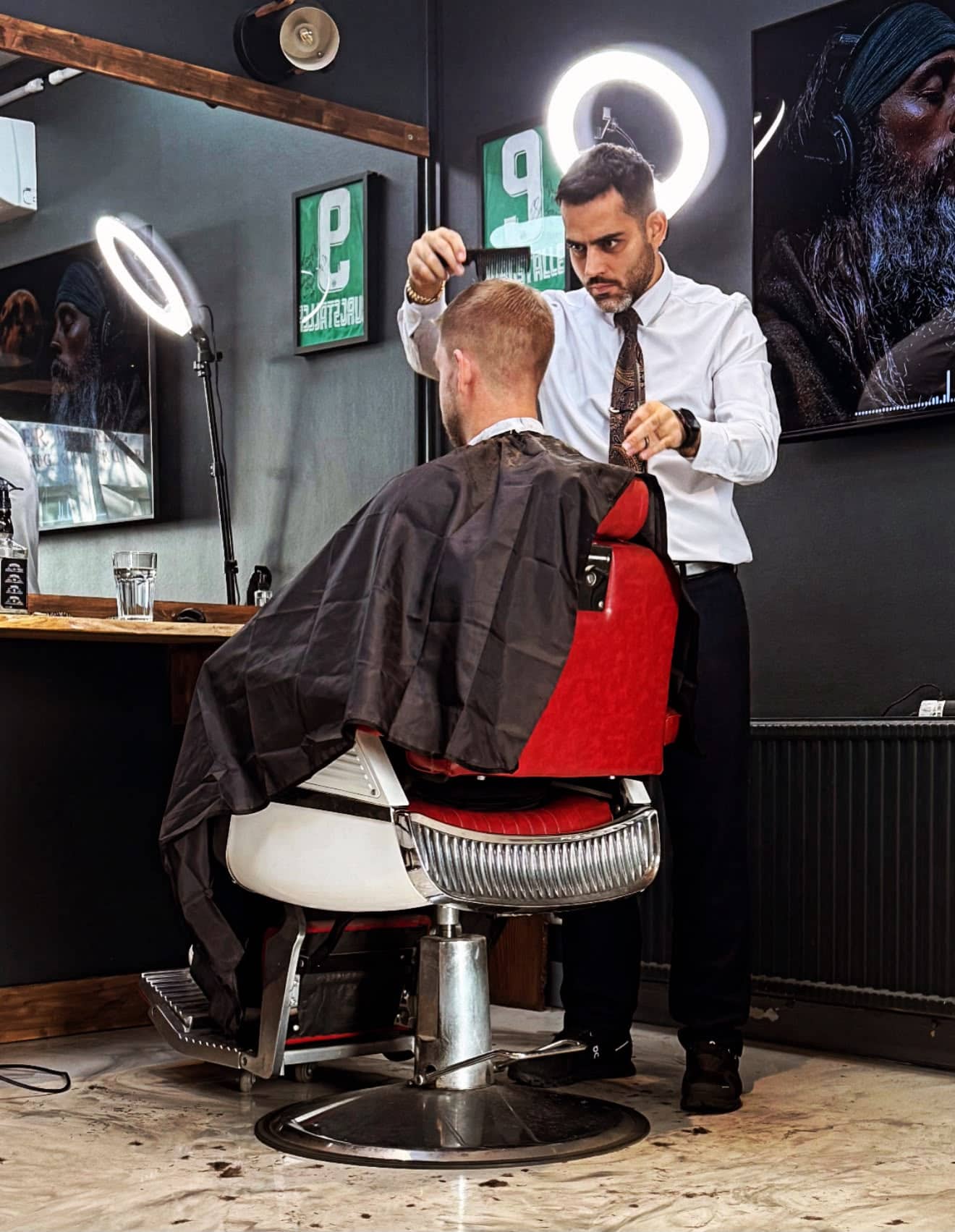 Shouka schneidet einem Kunden im Barbershop in Wien die Haare