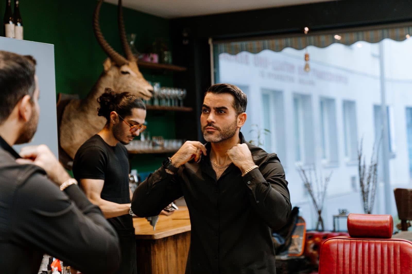 Blick in den Spiegel des Barbershops Shouka and Friends in Wien