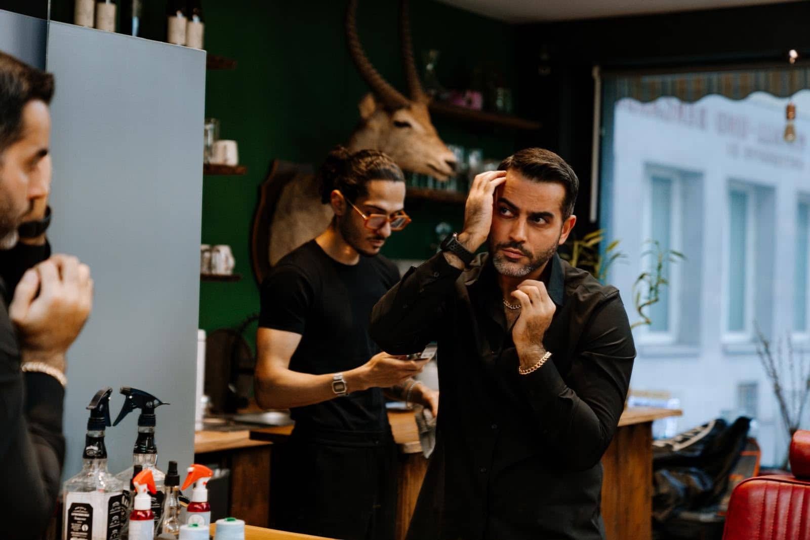 Shouka and Friends Barbershop in Wien: Bordeaux und Chrom